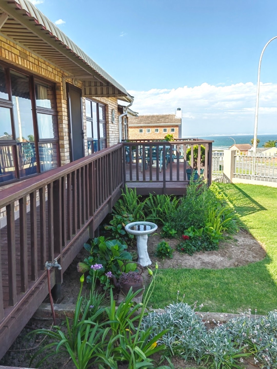 4 Bedroom Property for Sale in Wavecrest Eastern Cape